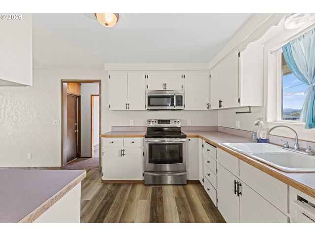 1816 SUNSET Ct, Myrtle Point, OR 97458