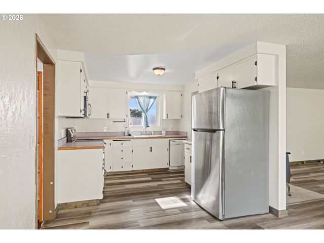 1816 SUNSET Ct, Myrtle Point, OR 97458