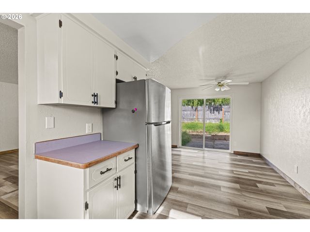 1816 SUNSET Ct, Myrtle Point, OR 97458