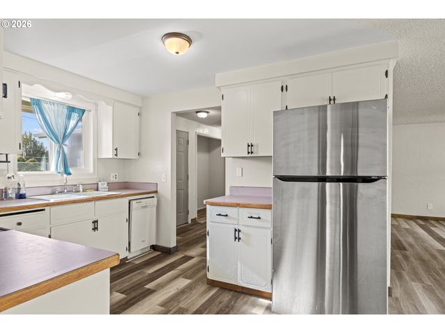 1816 SUNSET Ct, Myrtle Point, OR 97458