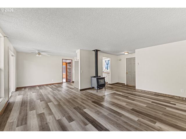 1816 SUNSET Ct, Myrtle Point, OR 97458