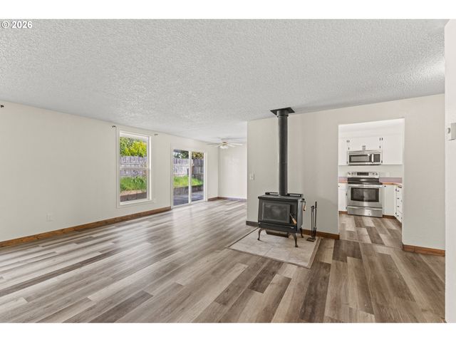 1816 SUNSET Ct, Myrtle Point, OR 97458