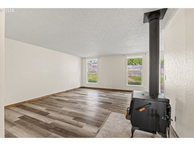 1816 SUNSET Ct, Myrtle Point, OR 97458