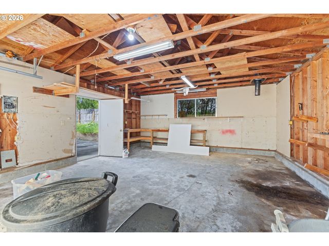 1816 SUNSET Ct, Myrtle Point, OR 97458