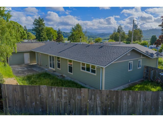 1816 SUNSET Ct, Myrtle Point, OR 97458