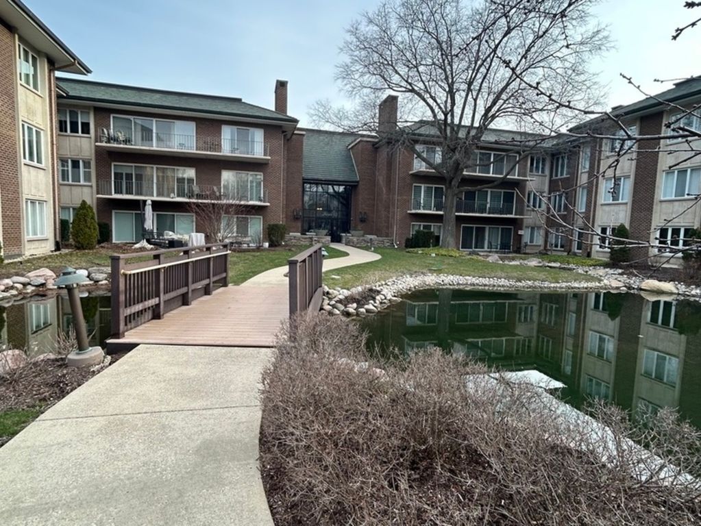 4 Oak Brook Club Drive G205, Oak Brook, IL 60523