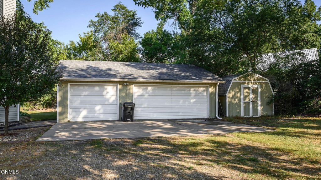 224 1st Street E, Center, ND 58530 photo 3