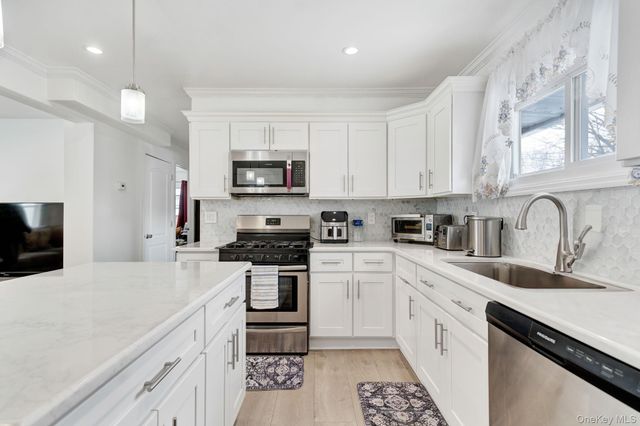 125 Hamlet Road, Levittown, NY 11756