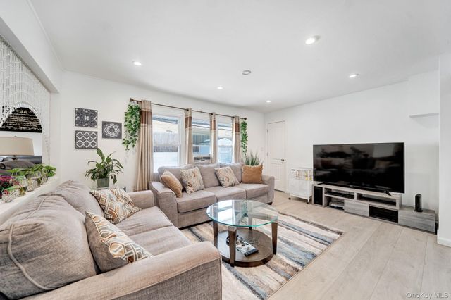 125 Hamlet Road, Levittown, NY 11756