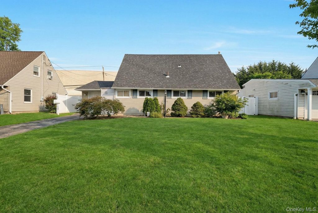 125 Hamlet Road, Levittown, NY 11756