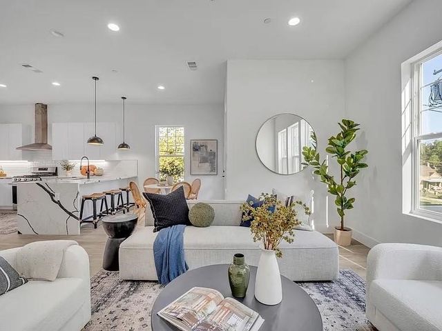 631 N Tyler Street 203, Dallas, TX 75208