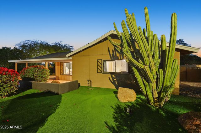 8526 E WHITTON Avenue, Scottsdale, AZ 85251