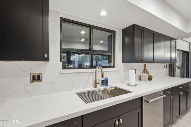 8526 E WHITTON Avenue, Scottsdale, AZ 85251