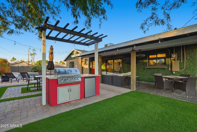 8526 E WHITTON Avenue, Scottsdale, AZ 85251