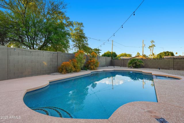 8526 E WHITTON Avenue, Scottsdale, AZ 85251