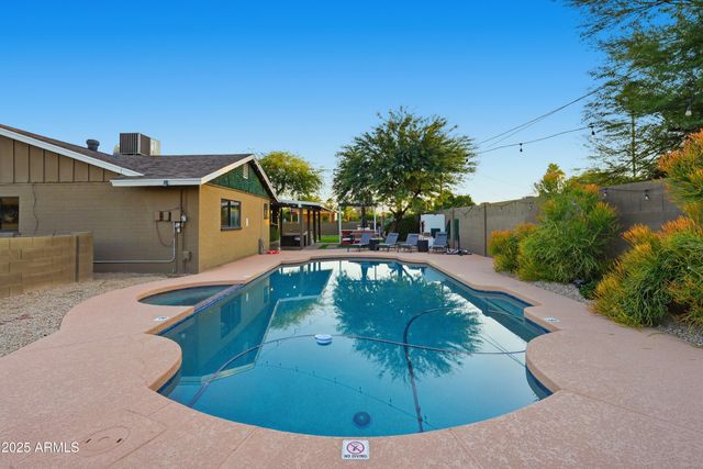 8526 E WHITTON Avenue, Scottsdale, AZ 85251