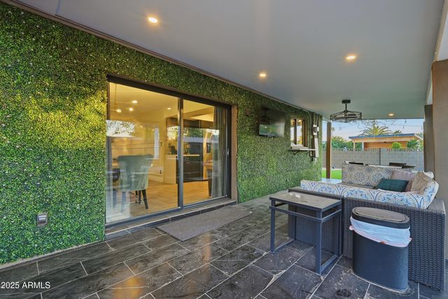 8526 E WHITTON Avenue, Scottsdale, AZ 85251