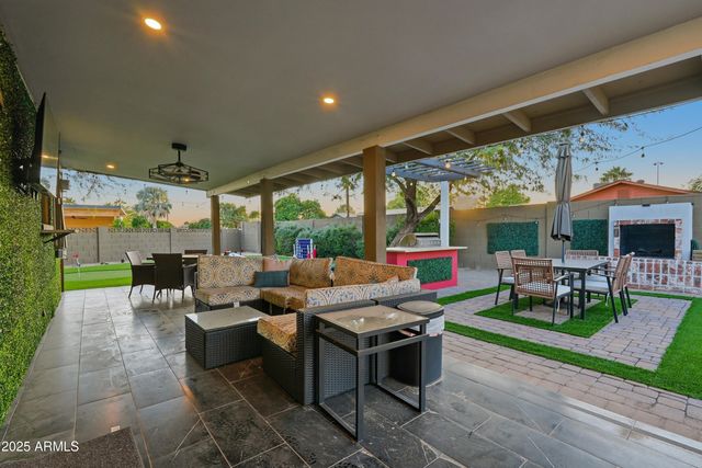 8526 E WHITTON Avenue, Scottsdale, AZ 85251