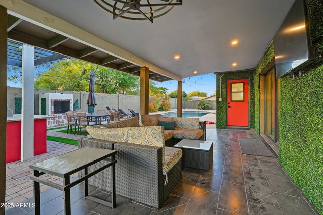 8526 E WHITTON Avenue, Scottsdale, AZ 85251