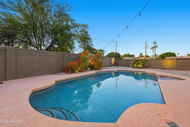 8526 E WHITTON Avenue, Scottsdale, AZ 85251