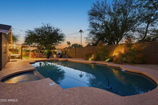 8526 E WHITTON Avenue, Scottsdale, AZ 85251