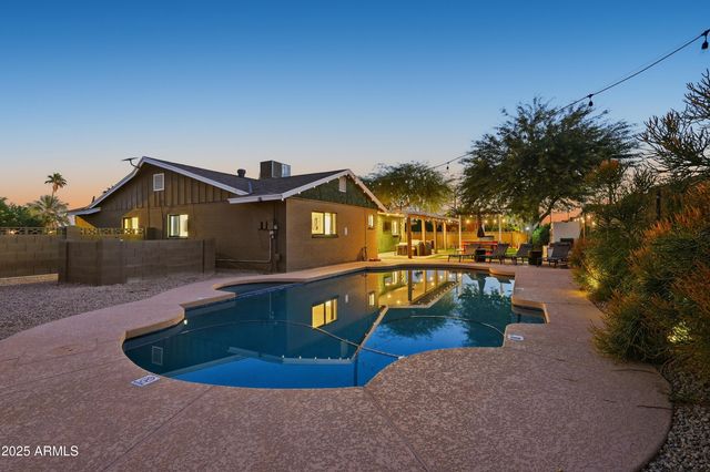 8526 E WHITTON Avenue, Scottsdale, AZ 85251