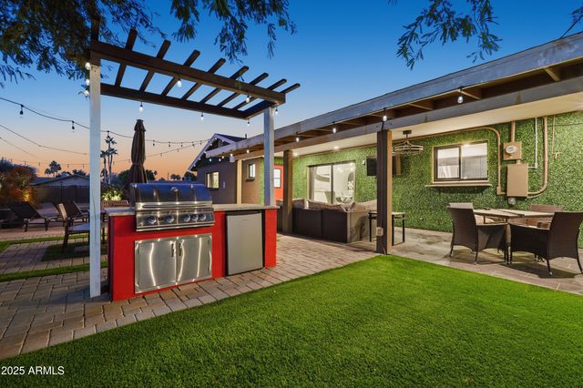 8526 E WHITTON Avenue, Scottsdale, AZ 85251
