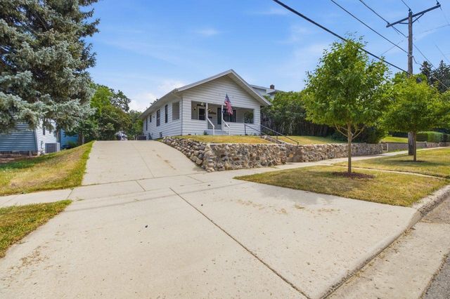 905 4th St SE, Minot, ND 58701