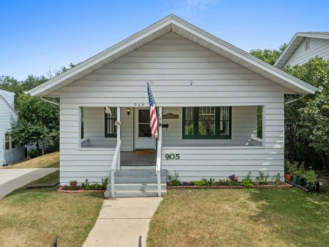 905 4th St SE, Minot, ND 58701
