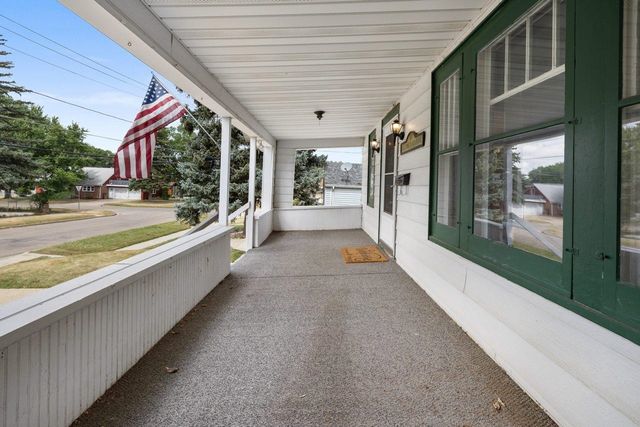 905 4th St SE, Minot, ND 58701