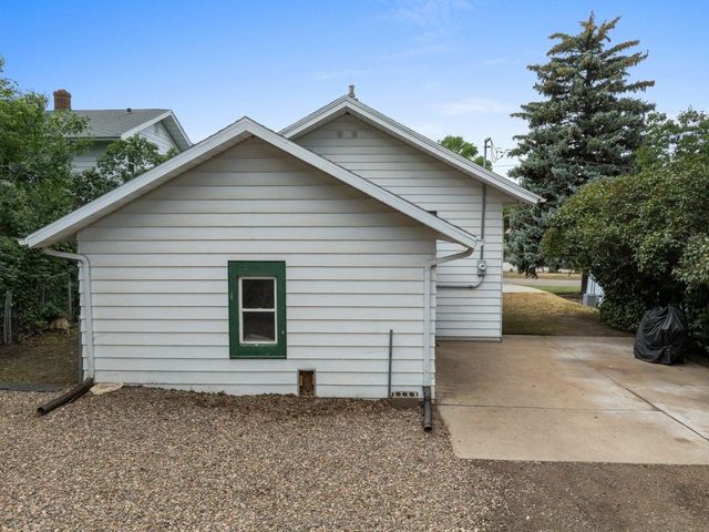 905 4th St SE, Minot, ND 58701
