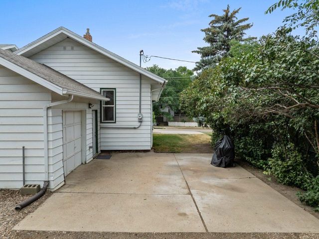905 4th St SE, Minot, ND 58701