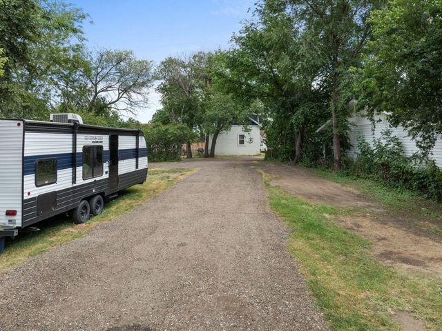 905 4th St SE, Minot, ND 58701