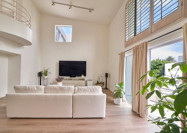 1617 S Beverly Glen Boulevard 303, Los Angeles, CA 90024