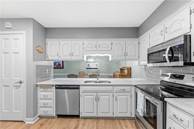10715 W 116th Terrace, Overland Park, KS 66210