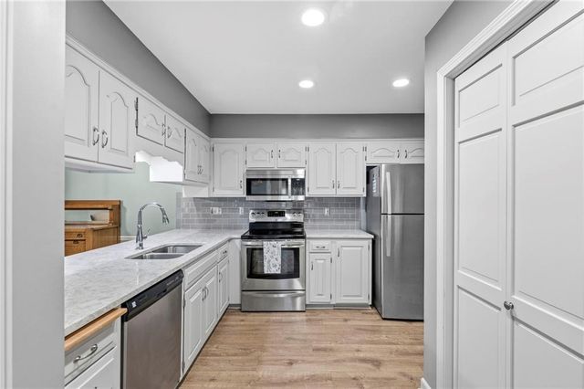 10715 W 116th Terrace, Overland Park, KS 66210