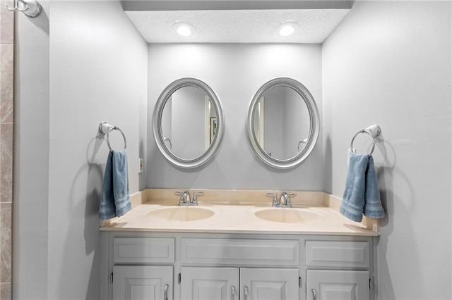 10715 W 116th Terrace, Overland Park, KS 66210
