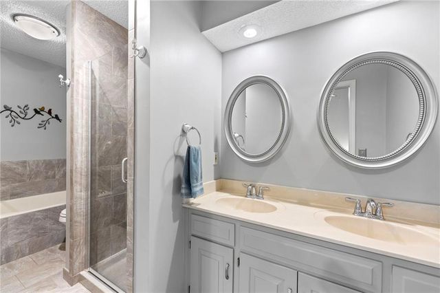 10715 W 116th Terrace, Overland Park, KS 66210