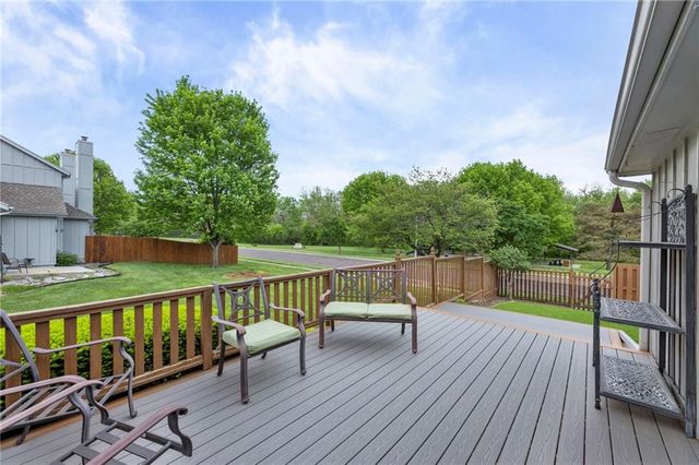 10715 W 116th Terrace, Overland Park, KS 66210