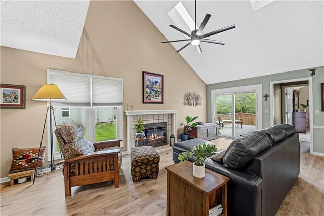 10715 W 116th Terrace, Overland Park, KS 66210