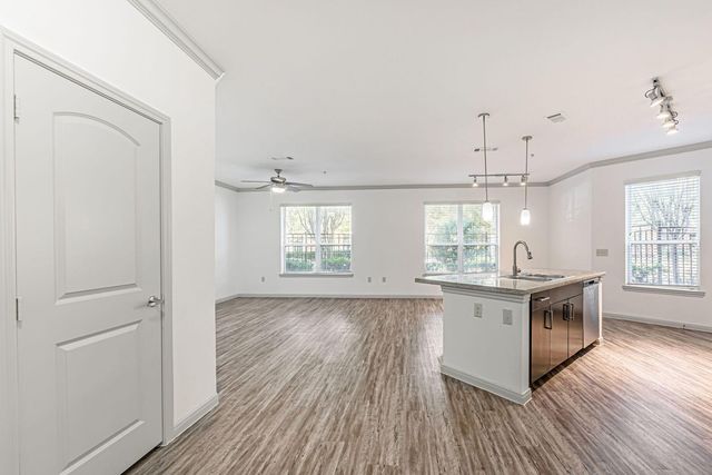 8877 Lakes At 610 Drive 460, Houston, TX 77054