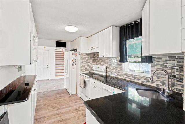 16 Edgelawn Ave, Chelmsford, MA 01863