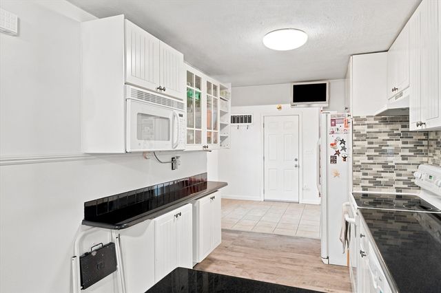16 Edgelawn Ave, Chelmsford, MA 01863