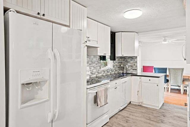 16 Edgelawn Ave, Chelmsford, MA 01863
