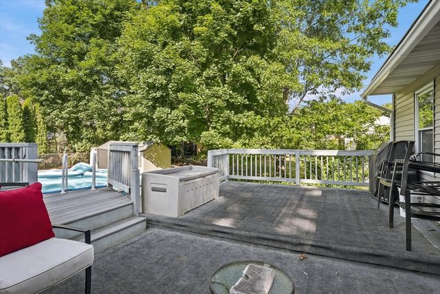 16 Edgelawn Ave, Chelmsford, MA 01863