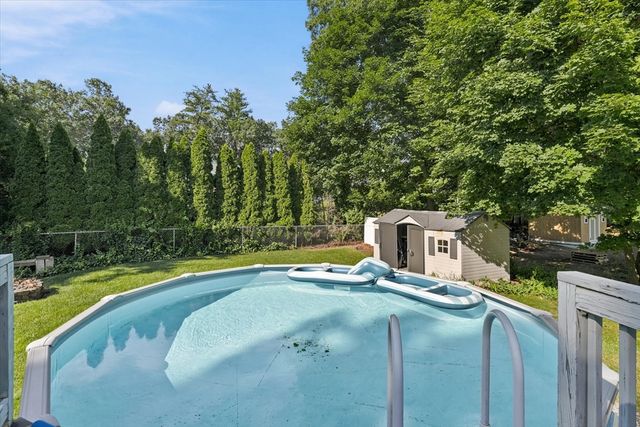 16 Edgelawn Ave, Chelmsford, MA 01863
