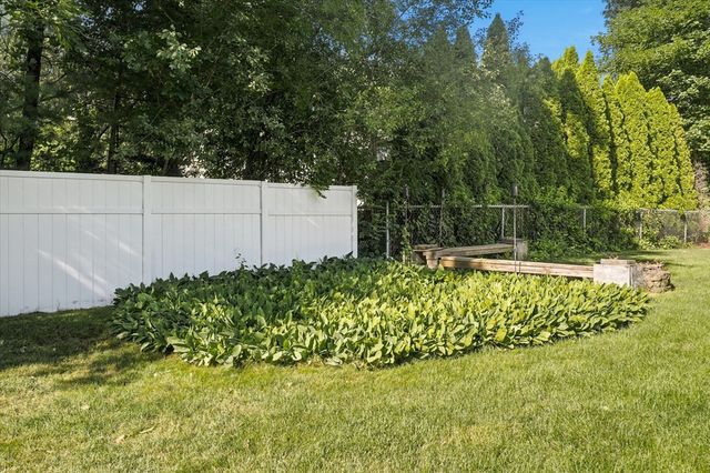 16 Edgelawn Ave, Chelmsford, MA 01863
