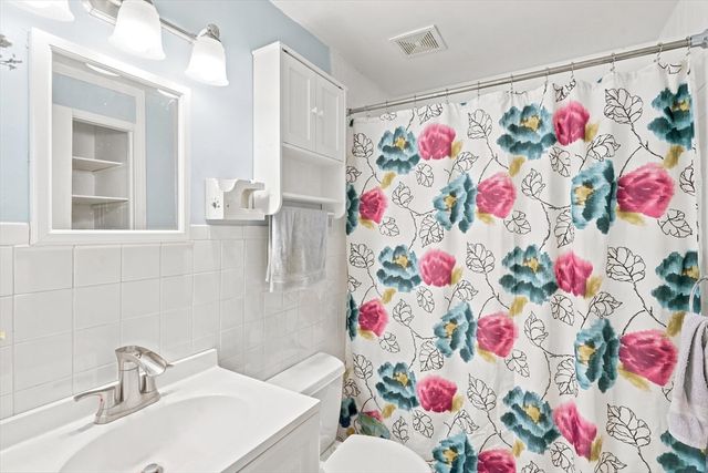 16 Edgelawn Ave, Chelmsford, MA 01863