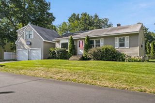 16 Edgelawn Ave, Chelmsford, MA 01863