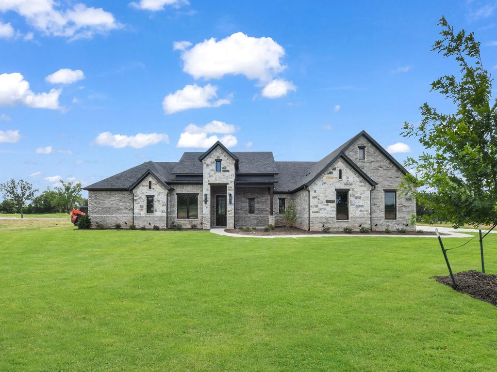 305 Wrangler Court, Weatherford, TX 76020